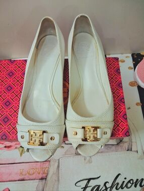 Tory Burch Natalya SM. Wedge Bone/Cream  Tumbled Leather Peep Toe Sandal SZ.8 WM